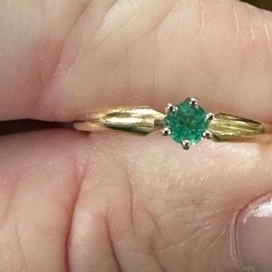 14k yellow gold emerald approximate size 5.5